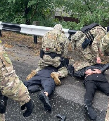 Затримано двох рекетирів, які вимагали 11 тис. дол. у батька загиблого військовослужбовця, - Нацполіція. ФОТО