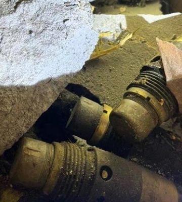 На Київщині під час ремонту чоловік знайшов у печі запали до снарядів: у будинку жили окупанти. Фото
