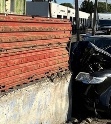 Водію стало зле: у Луцьку Skoda збила знак та в’їхала в огорожу. Фото
