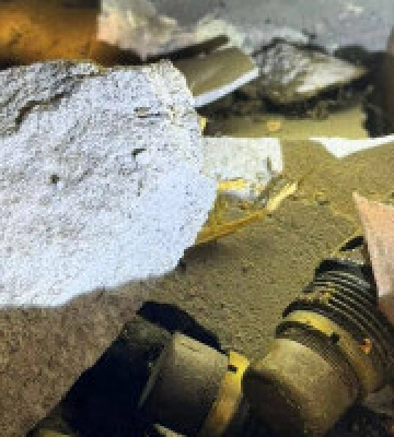 На Київщині під час ремонту чоловік знайшов у печі запали до снарядів: у будинку жили окупанти. Фото