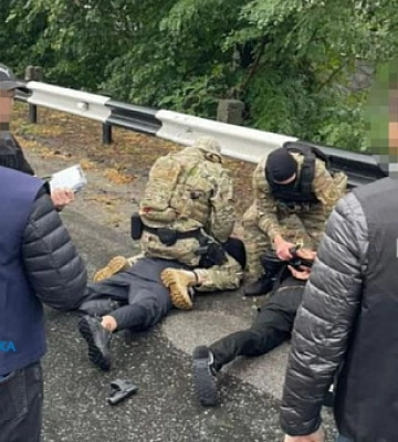 Требовали несуществующий долг у отца погибшего военного: на Днепропетровщине задержали двух мужчин