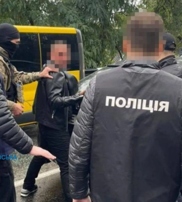 Затримано двох рекетирів, які вимагали 11 тис. дол. у батька загиблого військовослужбовця, - Нацполіція. ФОТО