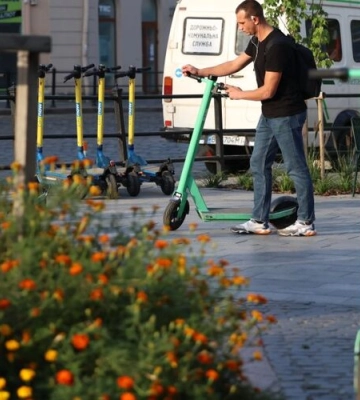 У Львові обмежать швидкість руху електросамокатів на дорогах і в парках