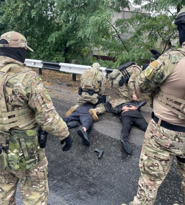 Затримано двох рекетирів, які вимагали 11 тис. дол. у батька загиблого військовослужбовця, - Нацполіція. ФОТО