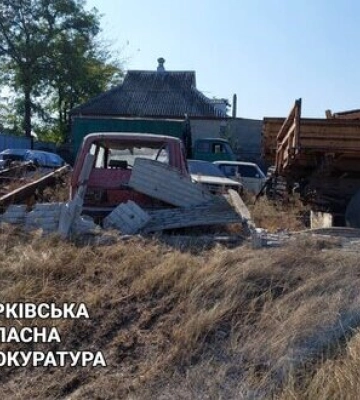 Унаслідок артилерійського обстрілу Вовчанська пошкоджено підприємство, будинки і транспортні засоби. ФОТО