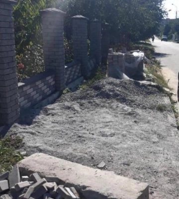 У Рівному на одній з вулиць люди лишили будматеріали