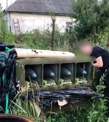 На Київщині викрили двох чоловіків, які зберігали ЗРК окупантів та ракети до нього. Фото