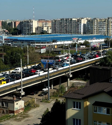 Надійшов виклик про аварію з постраждалими: у Луцьку зіткнулися автомобіль і мотоцикл