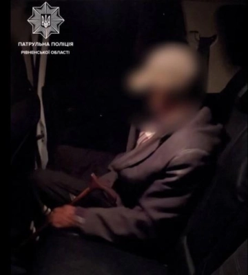 Не пам`ятав, де проживає: у Рівному патрульні допомогли чоловіку дістатись до дому