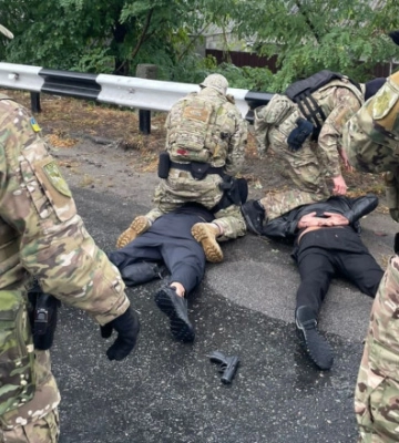 Требовали 11 тысяч долларов у отца погибшего военного: на Днепропетровщине задержали двух злоумышленников