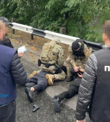 Требовали 11 тысяч долларов у отца погибшего военного: на Днепропетровщине задержали двух злоумышленников