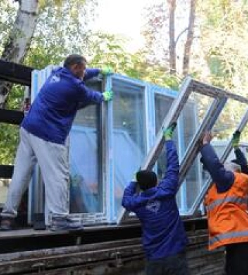 У Кременчуці ремонтують дахи і вікна після ракетних ударів