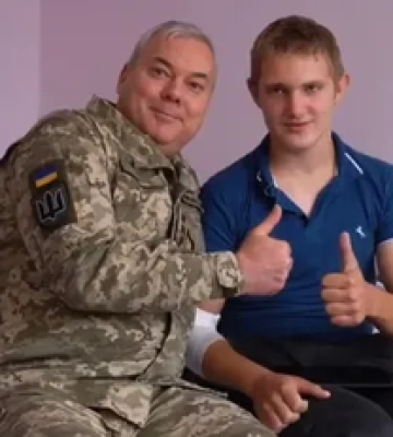 Наев посетил в больнице Чернигова парня, пострадавшего от вражеского обстрела