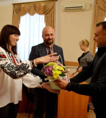 У Кропивницькому родина лікарів-переселенців отримала житло