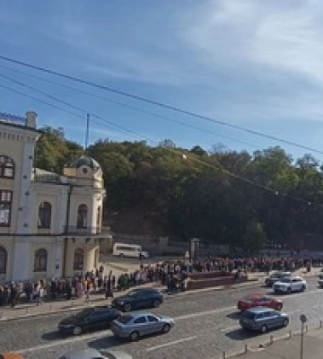 Тисячі людей прийшли віддати останню шану: у Києві прощаються з Ніною Матвієнко, фото