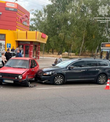 У Кропивницькому зіштовхнулися автомобілі Volkswagen  (ФОТО)