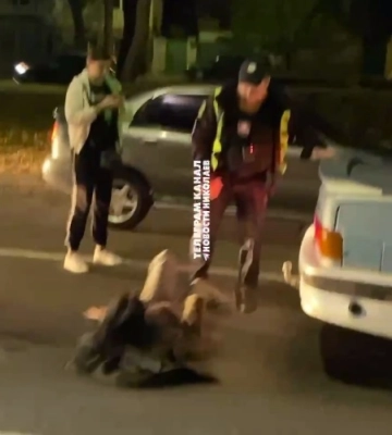 У Миколаєві пасажирка намагалася захистити п&#039;яного водія від поліції (Відео)