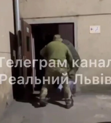 У Львові чоловіка силоміць затримали та відвезли до ТЦК: Розпочато службову перевірку. ВIДЕО