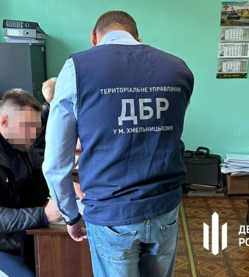 Полицейского и адвоката из Хмельницкой области разоблачили на подделке документов для выезда за границу