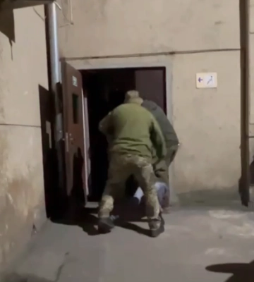 Нове відео, як військові у Львові заносять чоловіка до військкомату - відео