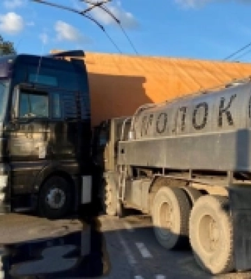 У Луцьку на перехресті молоковоз вткнувся у фуру (фото, відео)