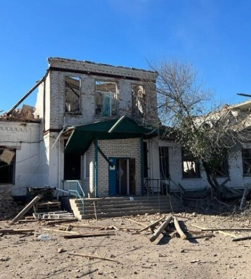 Под завалами люди: Россияне нанесли ракетный удар по гимназии в Днепропетровской области