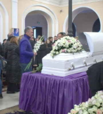 На прощання з Ніною Матвієнко сьогодні прийшло близько 3 тисяч шанувальників таланту співачки 