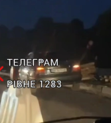 У Рівному BMW влетіло у відкритий люк