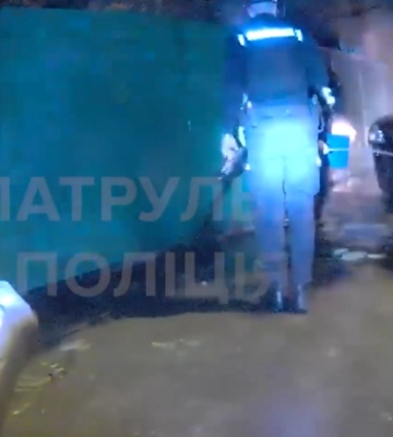 У Києві мешканці сусідніх будинків з поліцією гасили палаючий автомобіль: відео