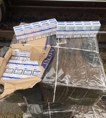 У вантажному потязі з рудою закарпатські митники відкопали 4 тисячі пачок сигарет