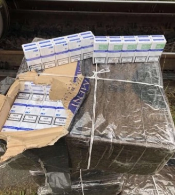 У вантажному потязі з рудою закарпатські митники відкопали лопатами контабанду