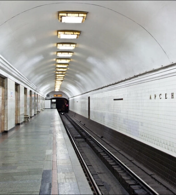 В Киеве мужчина упал в метро под рельсы и уцелел