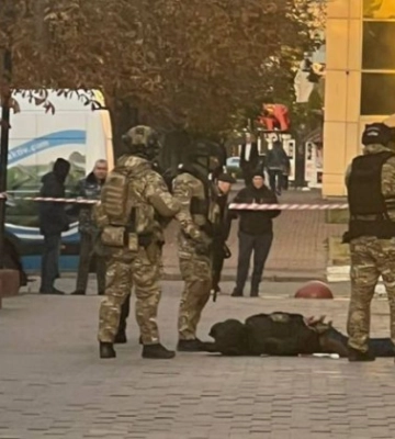 У Києві озброєний чоловік захопив бізнес-центр: подробиці та фото