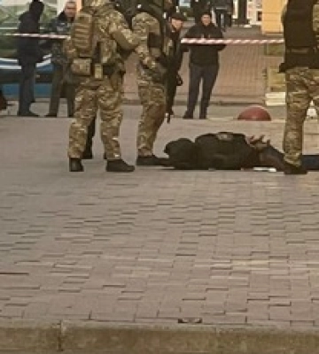 В Киеве мужчина с оружием ворвался в бизнес-центр и устроил стрельбу: фото