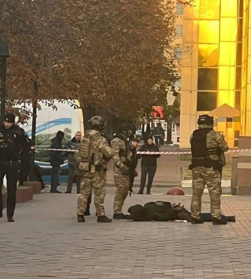 В Киеве вооруженный мужчина захватил бизнес-центр: подробности и фото