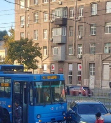 Аварія на проспекті Поля у Дніпрі: утворився затор, рух тролейбусів призупинено
