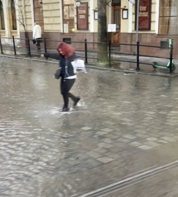 У Львові на проспекті Свободи стався порив водопровідної мережі