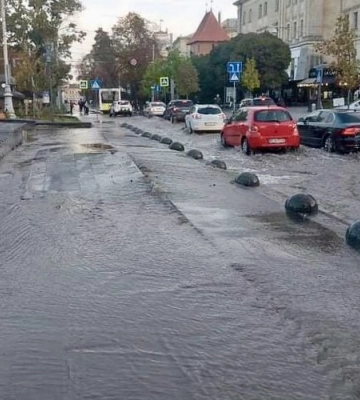 У Львові на проспекті Свободи стався порив водопровідної мережі