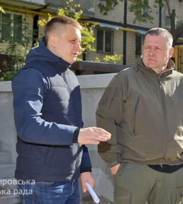 «Буде тепер чисто, зручно і акуратно»: мешканці найдовшого у Дніпрі будинку розповіли про ремонт у своїх дворах