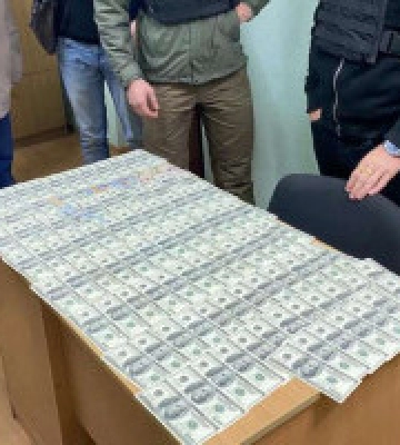 Бізнесмена з Рівненщини ошукали на 10 тисяч доларів: підозрюють адвоката потерпілого