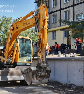 Філатов перевірив перебіг масштабного оновлення найдовшого будинку у Дніпрі. Ремонти дворів, комунікацій та під’їздів там роблять уперше за майже 50 років