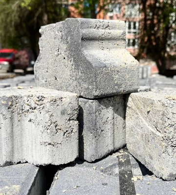 В Угорниках планують перекласти бруківку біля пам’ятника Степану Ленкавському за 400 тис. грн