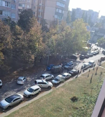 В Киеве на блокпосте военный открыл огонь по автомобилю: есть пострадавший, подробности