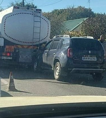 В Дніпрі Renault врізався у автомобіль-цистерну: виник затор