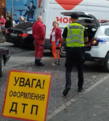 У центрі Львова авто «Нової пошти» збило велосипедиста (ФОТО)