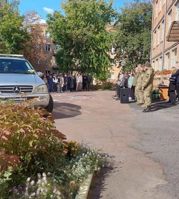 На ярмарку у вінницькій гімназії зібрали майже 300 тисяч гривень на авто для захисників