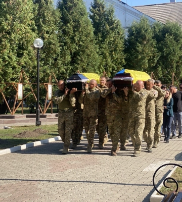 У Ромнах попрощалися із двома земляками-захисниками України