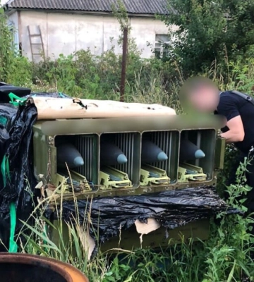 На Київщині викрили двох чоловіків, які зберігали ЗРК окупантів та ракети до нього. Фото