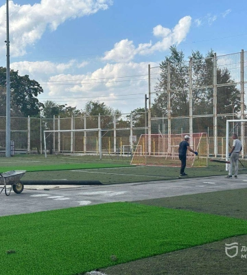 У Дніпрі у Новокодацькому парку оновили футбольне поле
