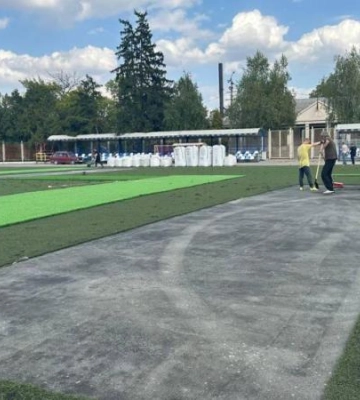 Тепер дітям тренуватися безпечно. Чергова по місту перевірила, як після ремонту виглядає футбольне поле в парку Новокодацький
